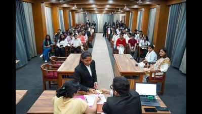 SC justices inspire future lawyers at mediation competition