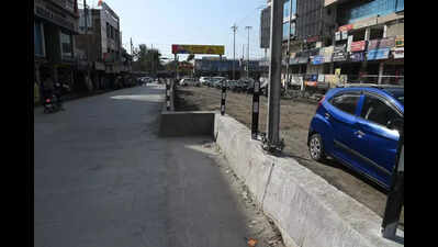 Right-angled divider on six-lane, that drew attention for all wrong
