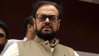 SP MLA eulogises Aurangzeb, sparks bedlam in Maharashtra House