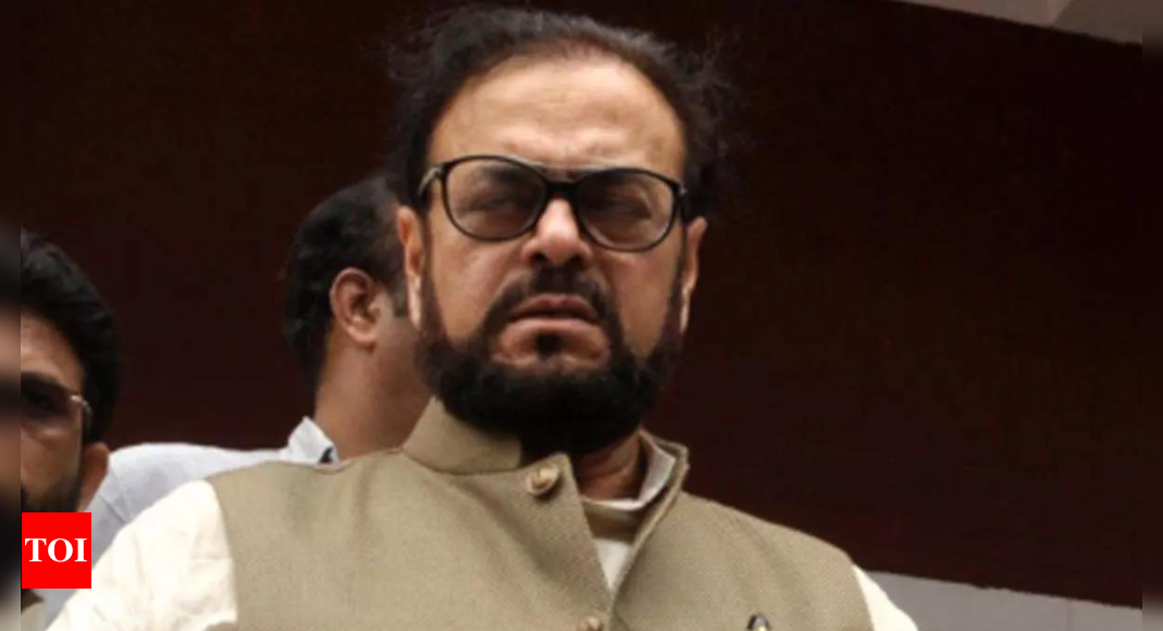 SP MLA eulogises Aurangzeb, sparks bedlam in Maharashtra House