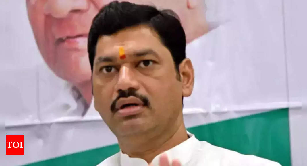 As photos go viral, Dhananjay Munde has Beed 'pangs of conscience', quits