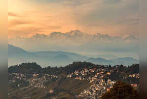 Why do smart travellers visit Darjeeling in March?