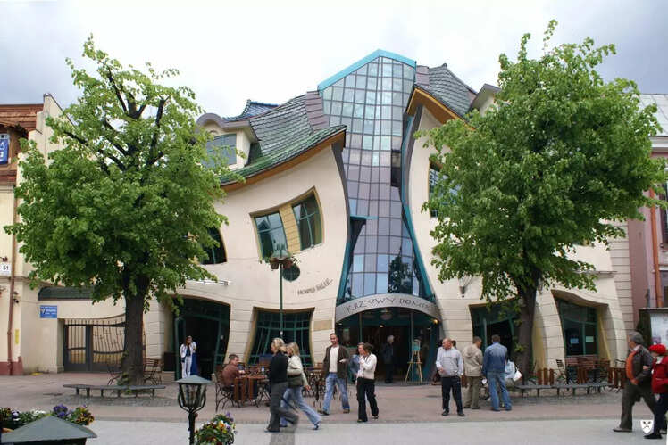 Crooked House &ndash; Poland