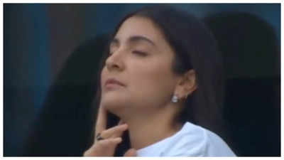 Anushka Sharma takes a quick nap during India VS Australia match; fans call her 'typically tired desi mummy' - WATCH video