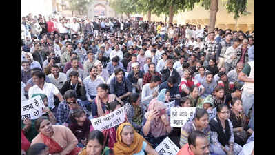 900 traders protest after HC orders sealing of 19 buildings