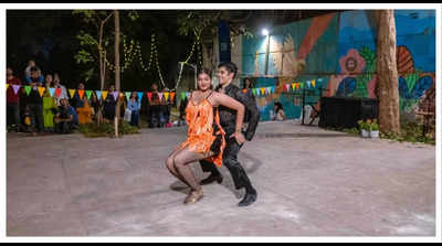 Artistes from across Mumbai take to the steps of Bandra