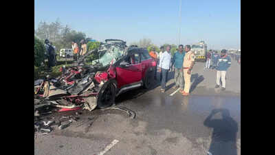 2 die as car crashes into water tanker on ORR