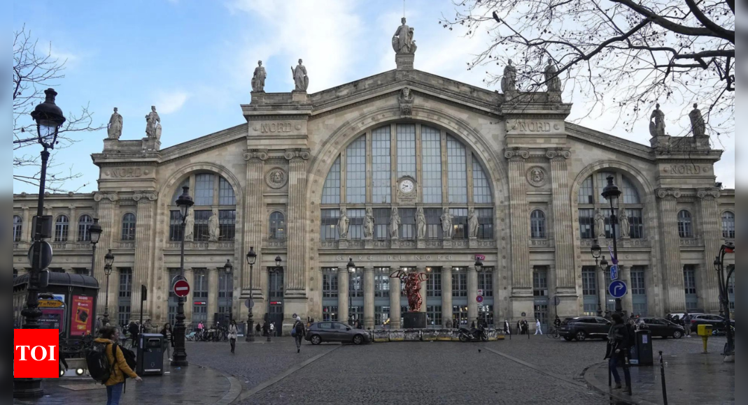 World War II bomb found on tracks to Paris station; trains halted