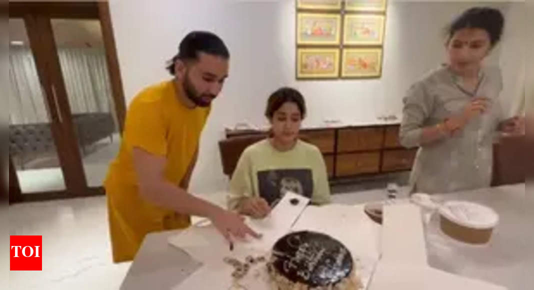 Orry treats 'special most' Janhvi Kapoor to some yummy birthday cake