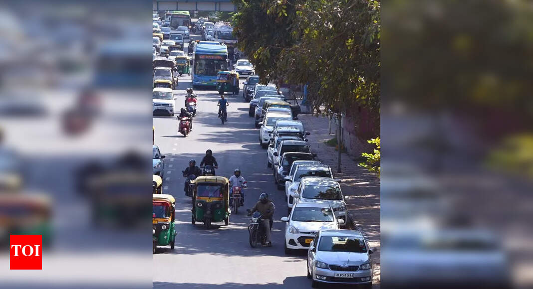 Mathura Road Turns Into Parking Lot | Delhi News - The Times of India