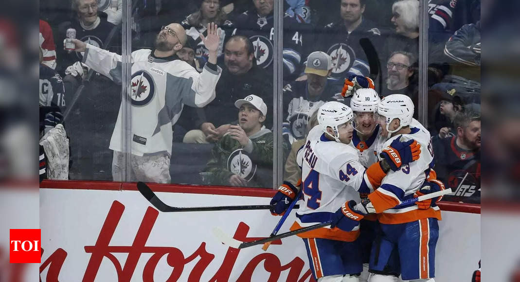 “Accepted off camera”: NHL fans tried to bribe the referees in a very unusual manner during the Islanders vs Sharks game