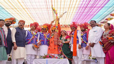 विधायक पत्नी से सीएम का सवाल: गहनों से हाथ दुखते हैं?