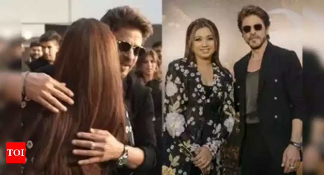 SRK's affectionate hug with Shreya Ghoshal becomes a lifetime memory