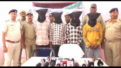 4 held, minor detained for robbing jewels worth Rs 5L from couple