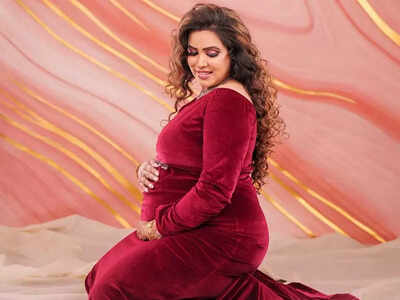 Thirumagal actress Sangeetha shares a glimpse of her maternity photoshoot, watch