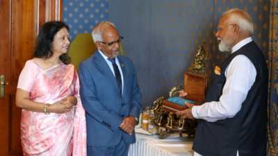 PM Modi gifts Banarasi saree to Mauritius President’s wife