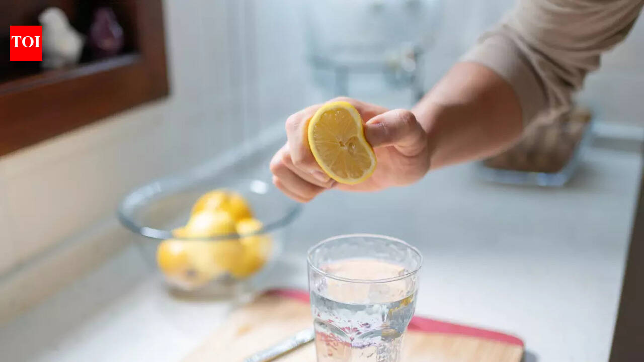 5 things one can add to lemon water for effective weight loss