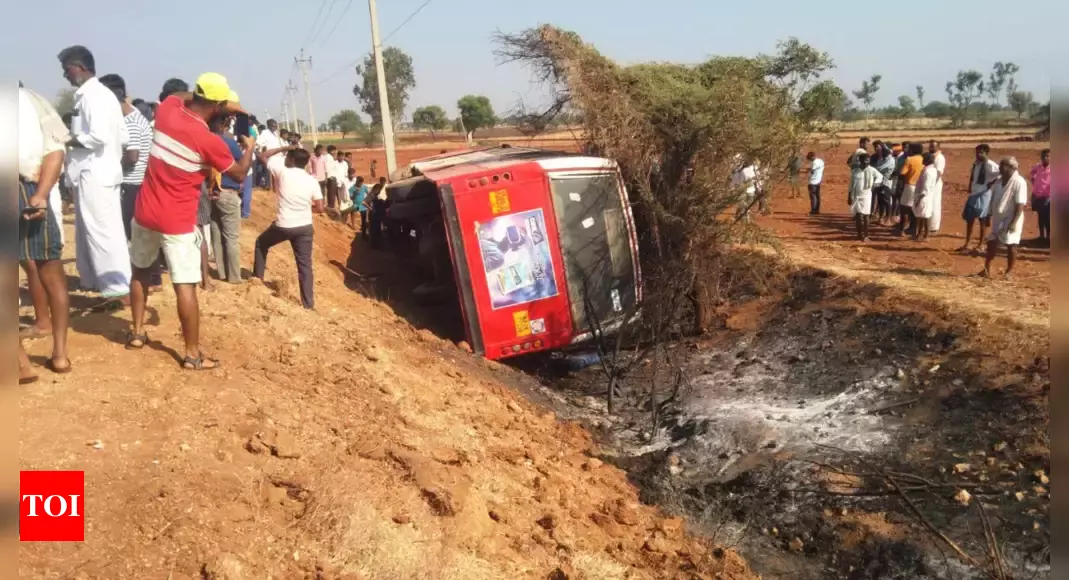 Over 20 students injured as bus overturns in Karnataka's Alwandi