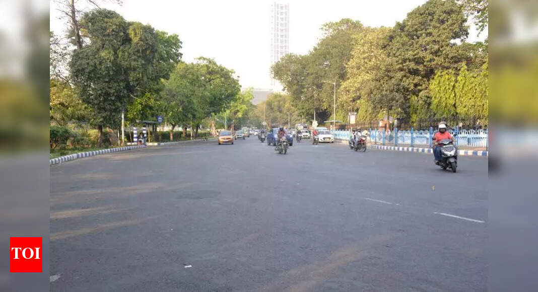 Traffic cop SOS to KMC for uneven Cathedral Road - The Times of India
