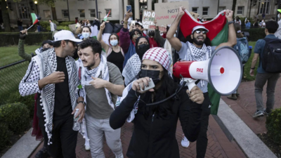  Columbia University cautions students as Trump cracks down on pro-Palestine protests