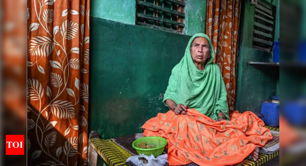 Sultana, the great-granddaughter of Mughal emperor Bahadur Shah Zafar reduced to a life of poverty; she is alive and lives here in India