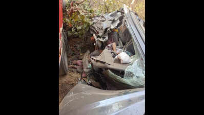 6 dead in car-truck collision | Raipur News - The Times of India