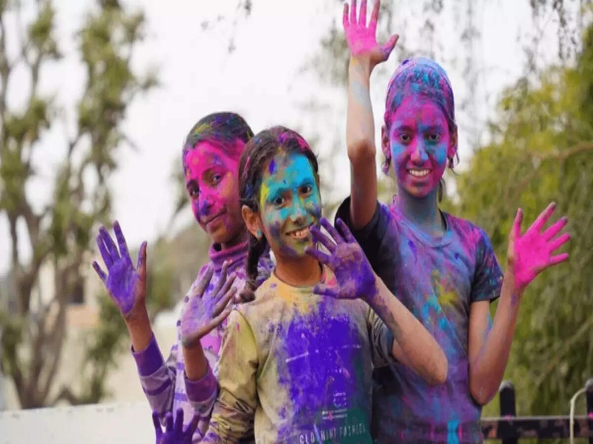 होली में शिशु की त्वचा को रंगों से बचाने के तरीके