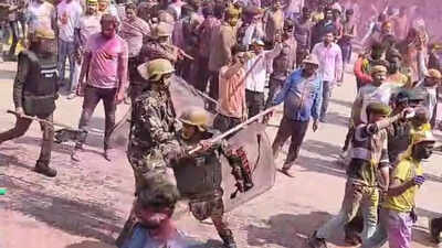 होली के जुलूस में बवाल: शाहजहांपुर में पुलिस पर पथराव, लाठीचार्ज