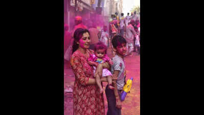On Holi, Hyderabad turns city of colours