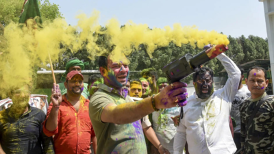  Tej Pratap Yadav instructs policeman to dance at Holi event, faces backlash