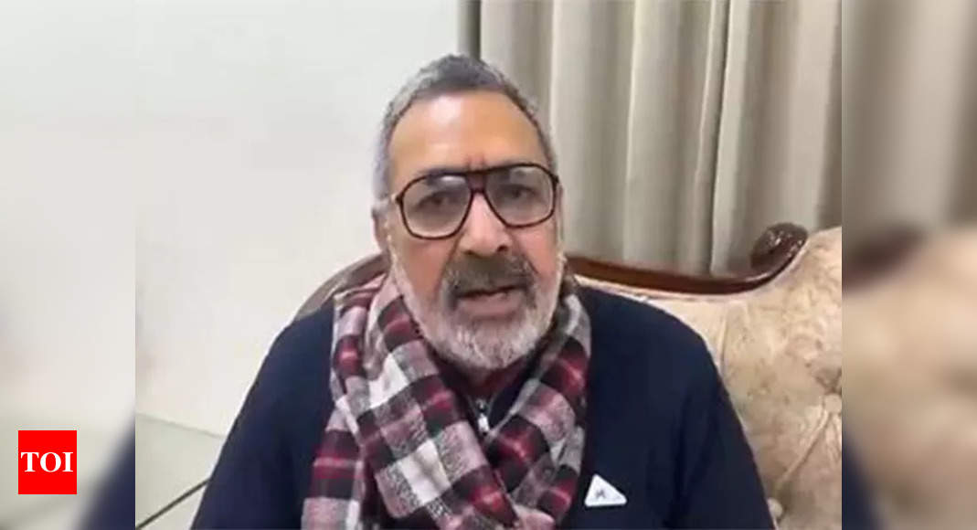 'Ye to vardi ko bhi apni jaagir samajhte hai': Giriraj Singh slams Tej Pratap Yadav over 'dance' remark to policeman