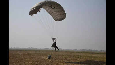 IAF men do freefall jump with combat parachute at 27k-ft in sky