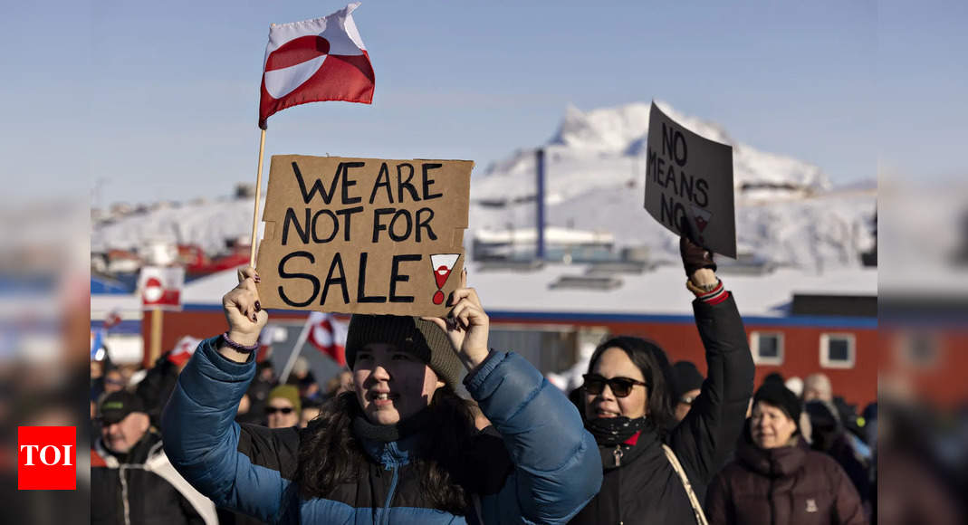 Greenland: Hundreds protest against Trump's takeover plans