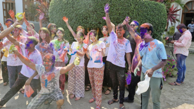 Foreign tourists embrace Holi celebrations in Odisha's Puri