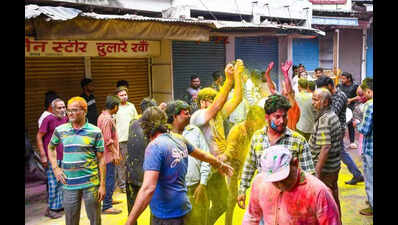 Prolonged festivity paints Thatheri Bazaar in Holi hues