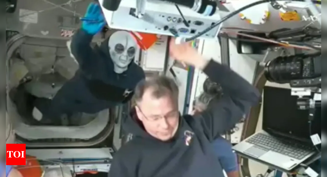 'Alien' greets Nasa astronauts Sunita and Butch as they await return to Earth