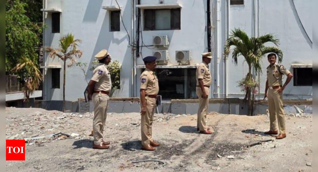 Hyderabad police CV Anand visits MP DK Aruna’s Jubilee Hills house after trespass