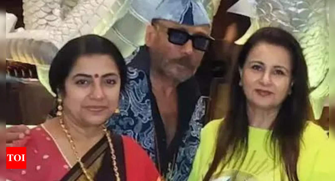 Jackie Shroff steps out for dinner with actress of his debut film, Meenakshi Seshadri, Poonam Dhillon