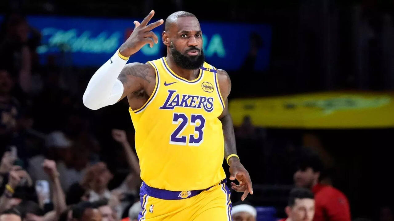 Nobody respects him": LeBron James gets heckled while cheering for his son  sparking a debate among fans - The Times of India