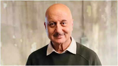 Anupam kher claims bollywood is suffering an identity cris as it tries to mimic the west: 'Hollywood ki joh filme hoti hai ...'