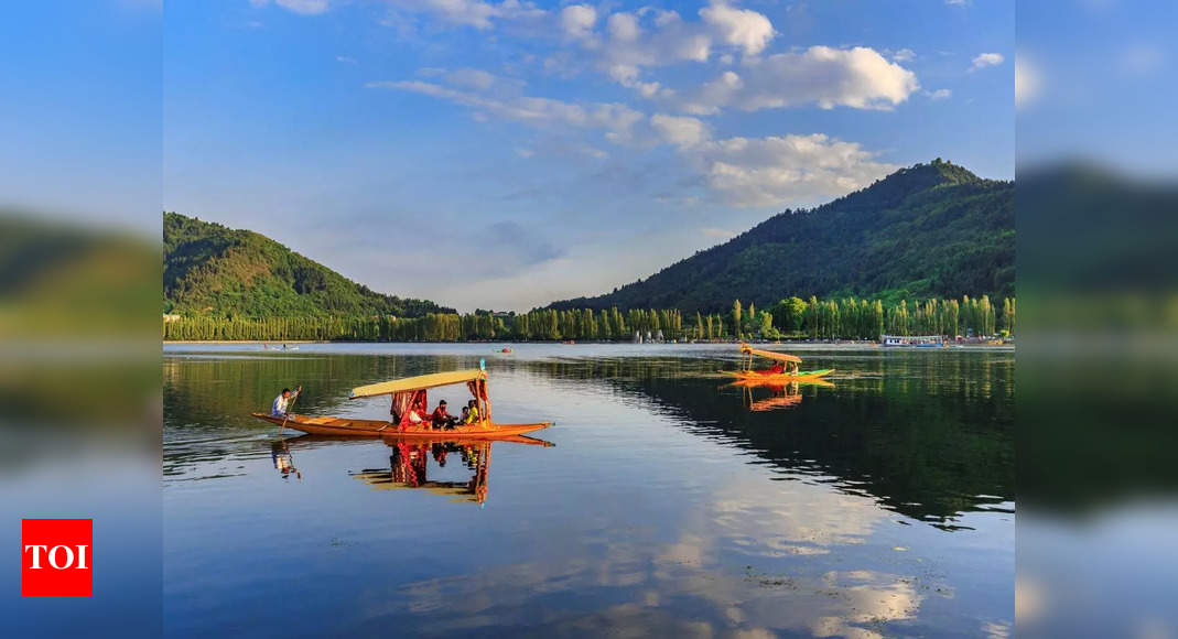 A 2-day travel guide to Srinagar: Houseboats, Mughal Gardens, and more