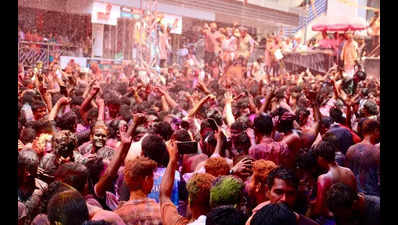 Hubballi residents embrace Holi festivities amid soaring mercury level