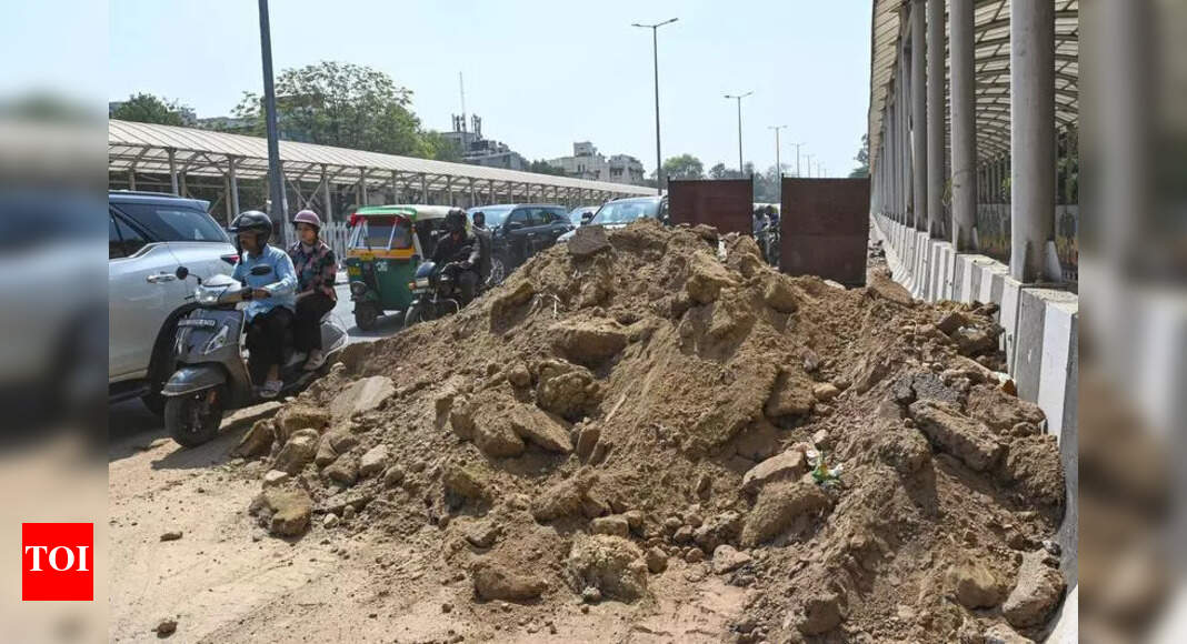 Pile of earth obstructs Mathura Rd stretch, brings traffic to ...