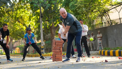  New Zealand PM Christopher Luxon joins Ross Taylor for a game in Delhi