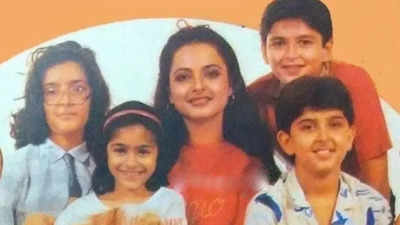 Rekha with Young Hrithik Roshan, Jugal Hansraj, Sunaina Roshan & Tanisha Mukerji - RARE PIC!