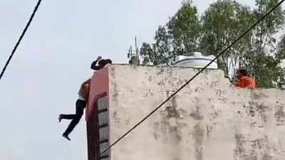 बुलंदशहर में युवक को तीसरी मंजिल से लटका कर पीटा गया