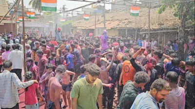 Residents of Old B’gavi areas celebrate Holi with great enthusiasm