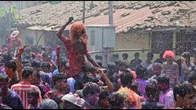 Residents of Old B’gavi areas celebrate Holi with great enthusiasm