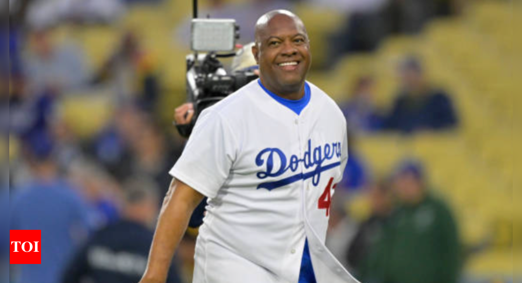 Former Lions QB Rodney Peete steals foul ball and locks eyes with Max Muncy in Dodgers' Tokyo Series win