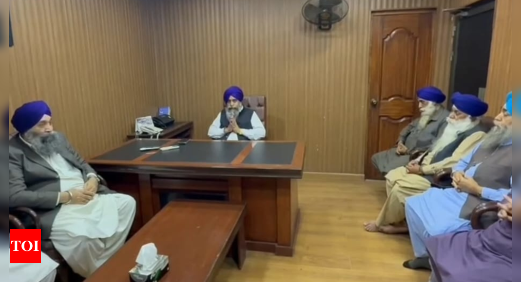 Controversy over dismissal of Sikh high priests sparks debate among Pakistani Sikhs